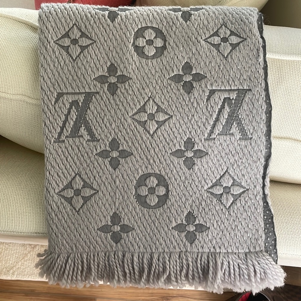 Louis Vuitton gray wool/silk scarf